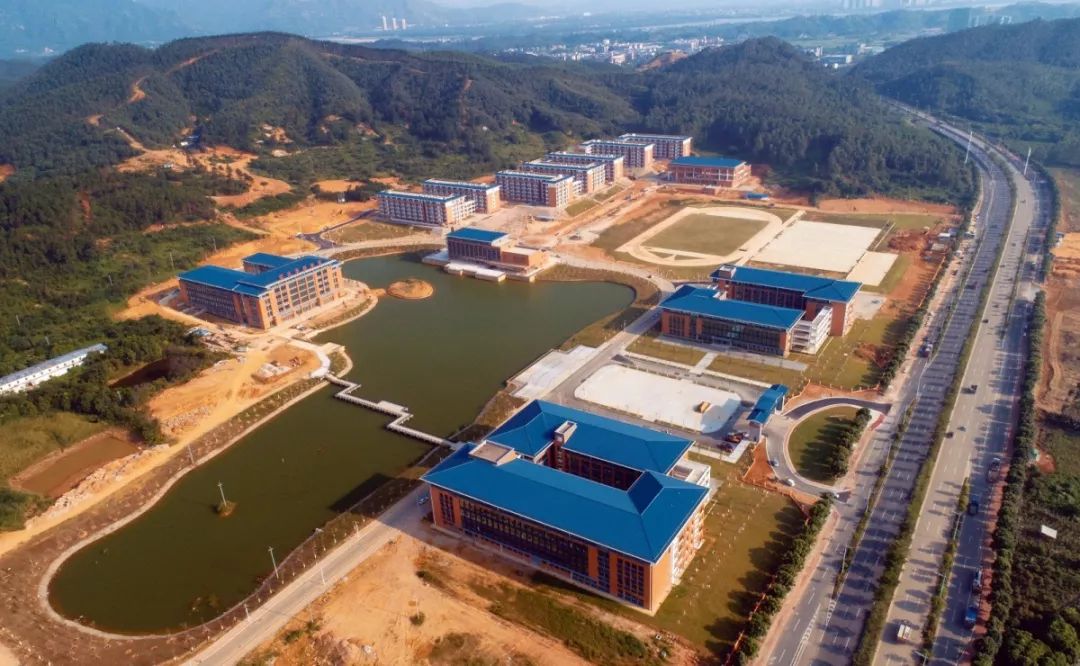 清远大学城有几所大学(2万新生开学在即 郁金香