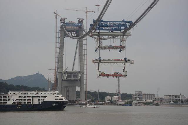 快讯！镇江五峰山长江大桥中跨钢梁首架成功，标志着大桥建成将指日可待