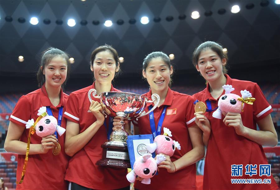 排球——女排世界杯：中国队捧杯
