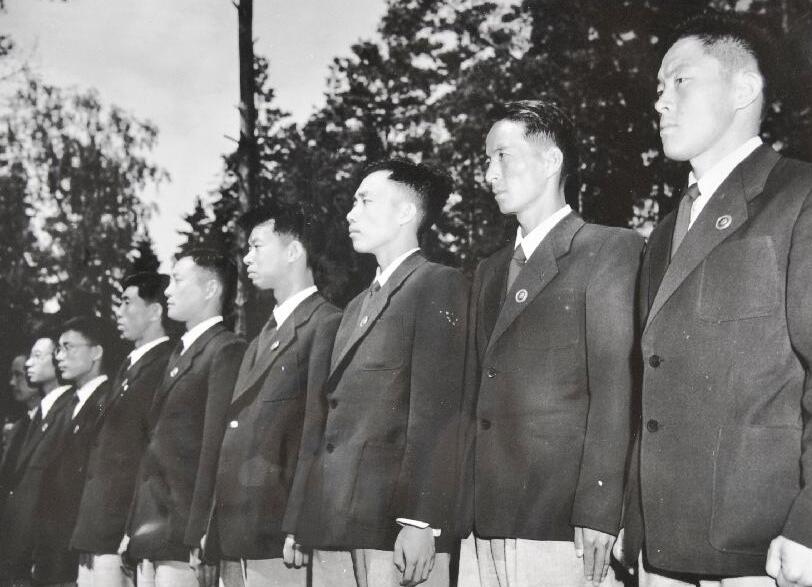 2001年世界杯十強(qiáng)賽中國(guó)對(duì)阿聯(lián)酋實(shí)況（體育強(qiáng) 中國(guó)強(qiáng)：盤點(diǎn)建國(guó)70年來-體育界震撼人心的時(shí)刻）