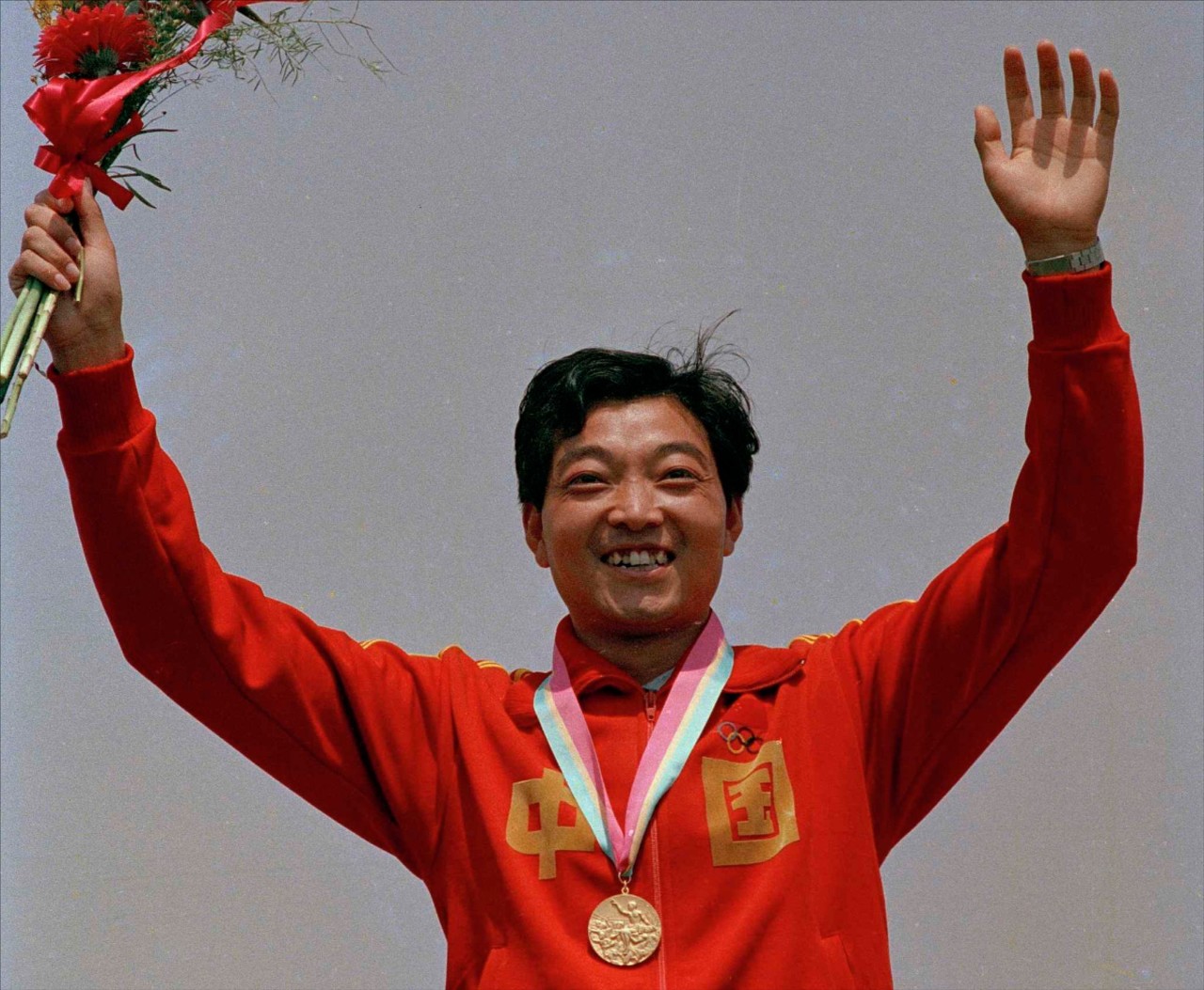 2001年世界杯十強(qiáng)賽中國(guó)對(duì)阿聯(lián)酋實(shí)況（體育強(qiáng) 中國(guó)強(qiáng)：盤點(diǎn)建國(guó)70年來-體育界震撼人心的時(shí)刻）