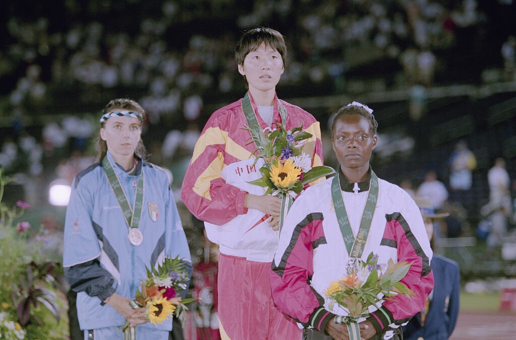2001年世界杯十強(qiáng)賽中國(guó)對(duì)阿聯(lián)酋實(shí)況（體育強(qiáng) 中國(guó)強(qiáng)：盤點(diǎn)建國(guó)70年來-體育界震撼人心的時(shí)刻）