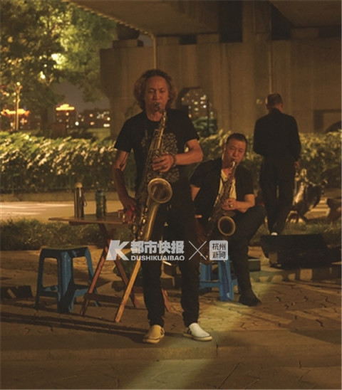 杭州一群男人在钱塘江边开音乐会，每天2小时，好听又免费！有人从西湖大道追到复兴大桥