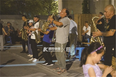 杭州一群男人在钱塘江边开音乐会，每天2小时，好听又免费！有人从西湖大道追到复兴大桥