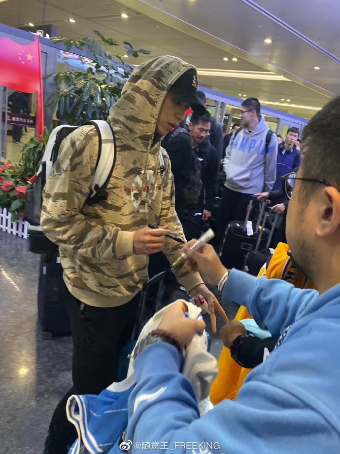 cba青海是哪个球队（北京全队抵达西宁，林书豪在低温下为球迷签名）