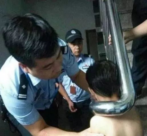 “喂，消防员吗？我家孩子又双叒叕被卡了”！