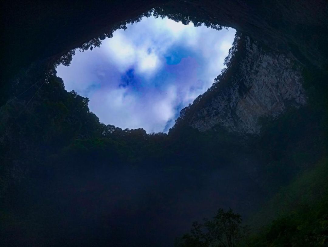 3层楼高的洞口,常年雾气弥漫,百色乐业白洞天坑等你来探秘