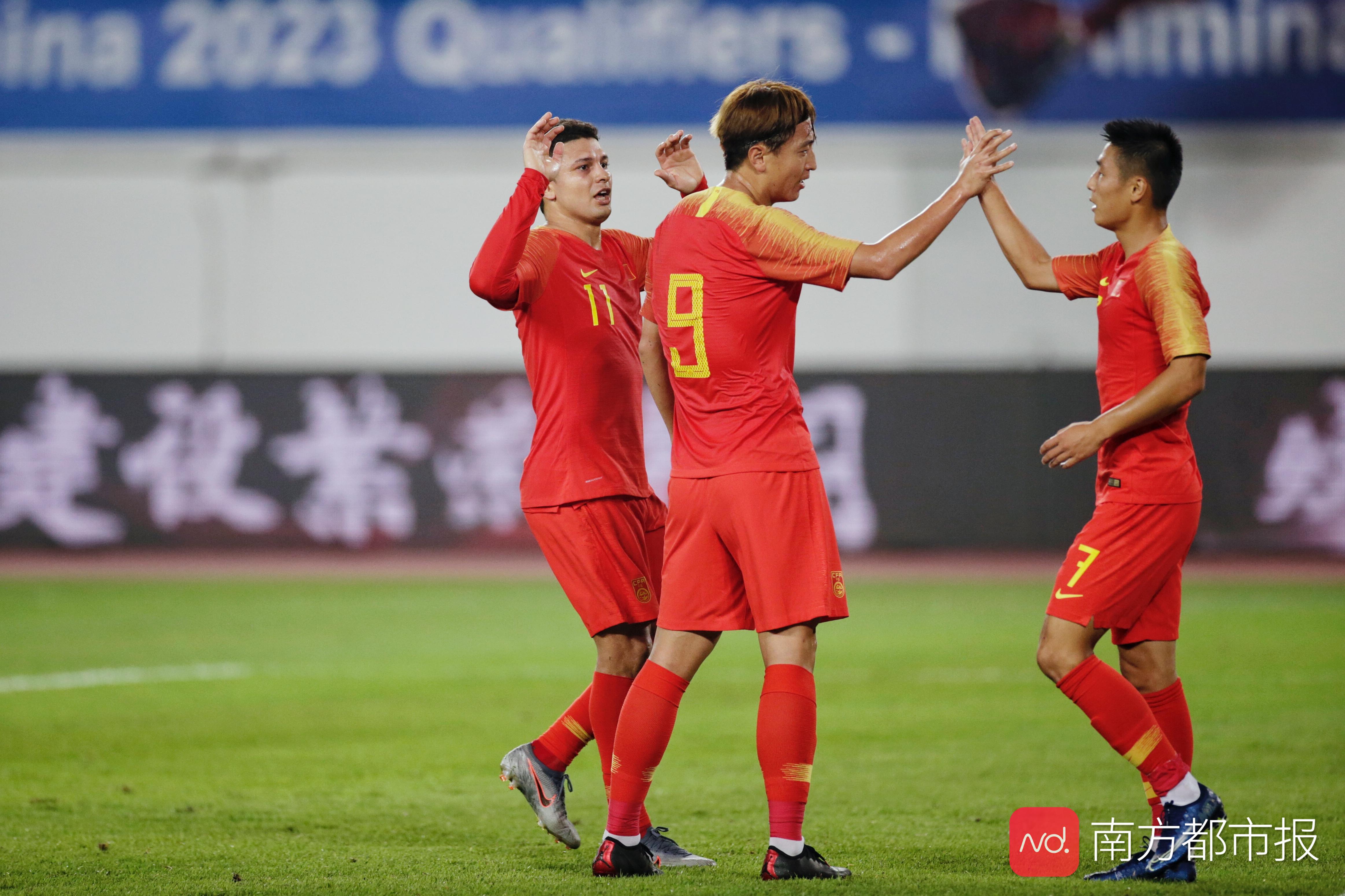 南都记者多图精彩回放：世预赛中国队大胜关岛队，球场一片红