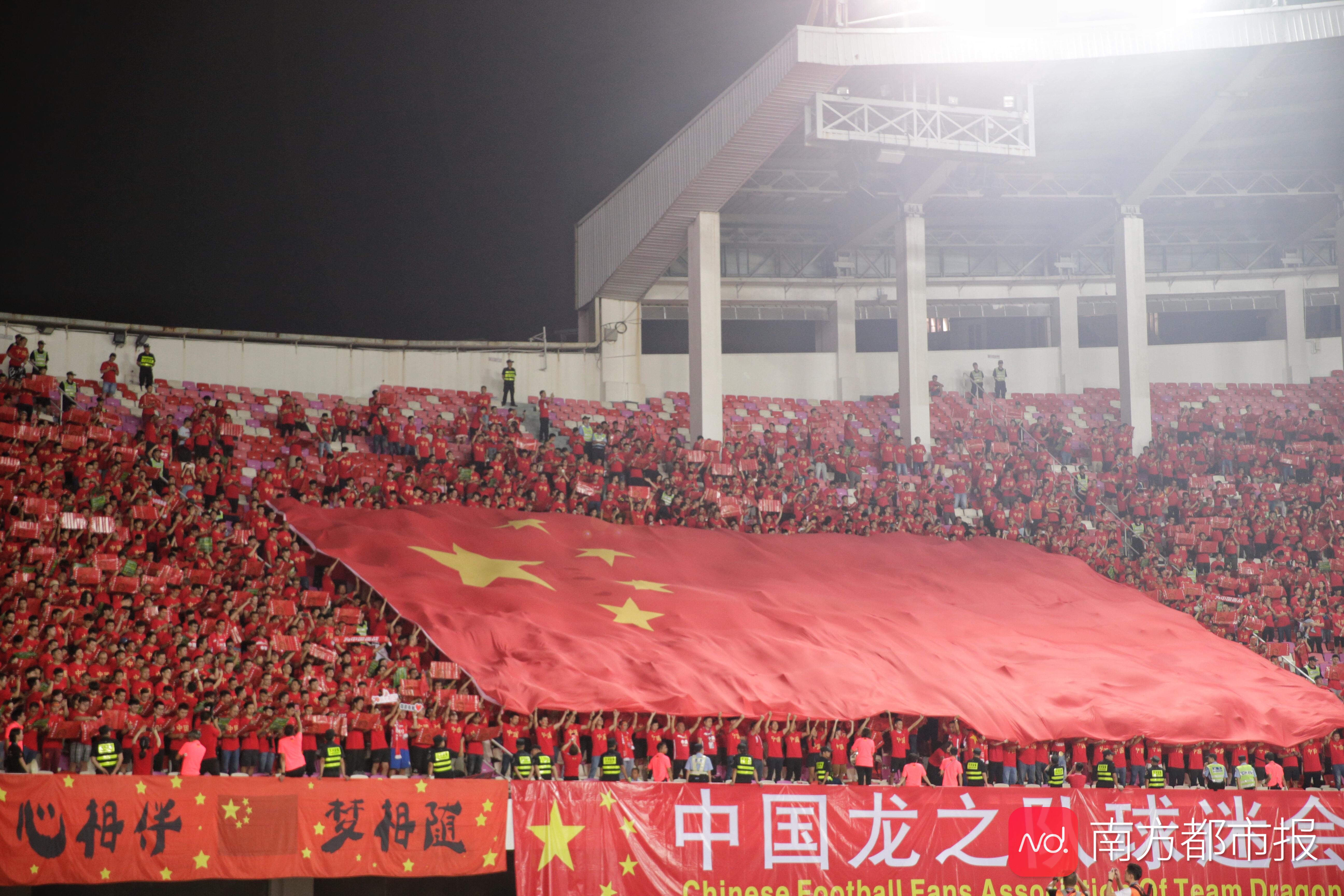 南都记者多图精彩回放：世预赛中国队大胜关岛队，球场一片红