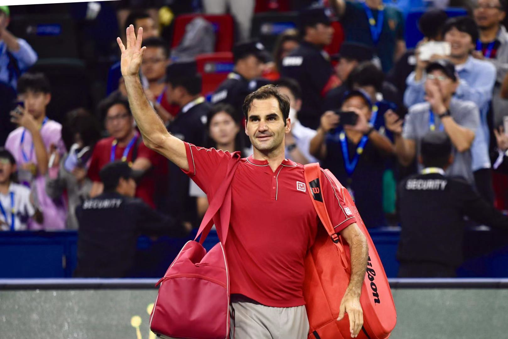 费德勒挽救五赛点（上海大师赛｜挽救五个赛点依然未能翻盘，费德勒在球迷的眼泪中与上海告别）-趣拿体育