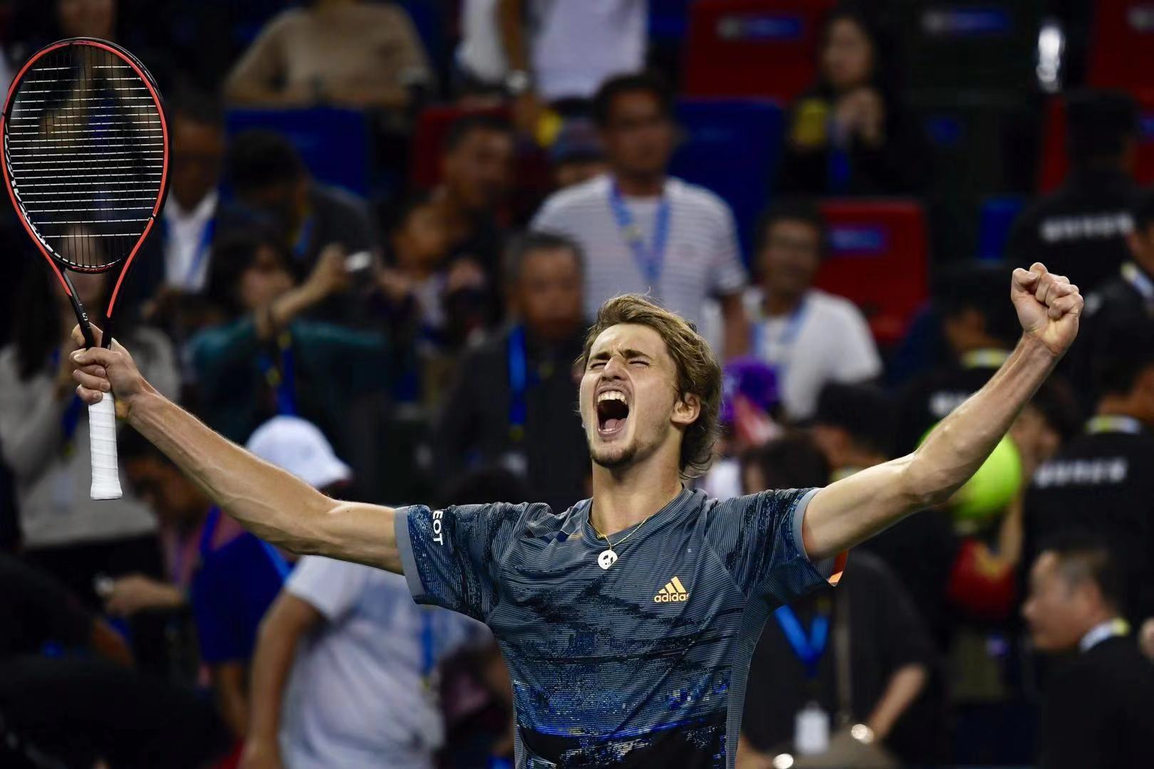 费德勒挽救五赛点（上海大师赛｜挽救五个赛点依然未能翻盘，费德勒在球迷的眼泪中与上海告别）