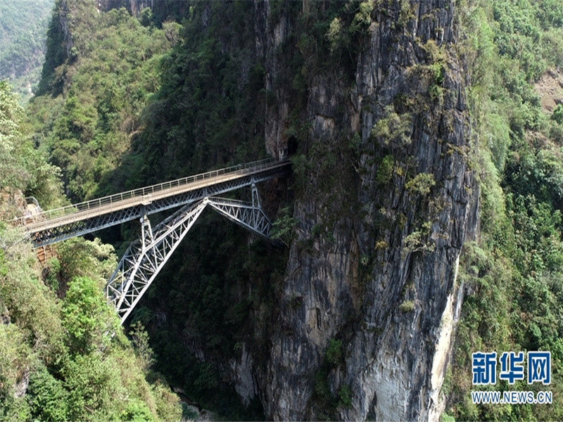 云南建筑大观：站在桥上望云岭