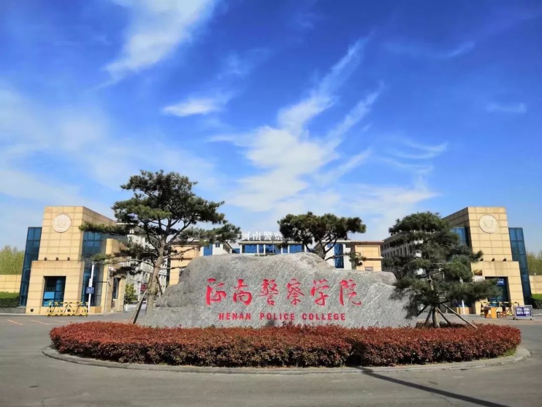 跟小编走吧！小编带你看看河南高校的大门！你最喜欢哪个高校的大门？