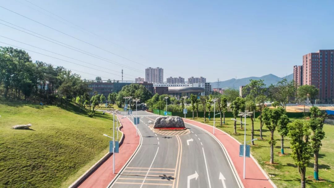 跟小编走吧！小编带你看看河南高校的大门！你最喜欢哪个高校的大门？