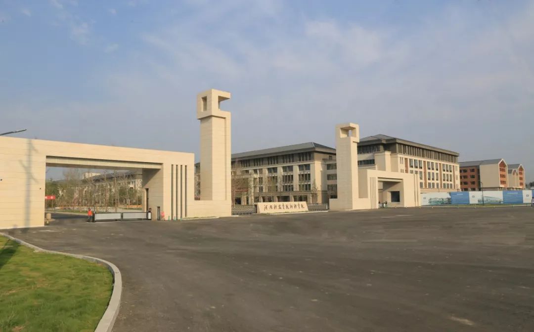 跟小编走吧！小编带你看看河南高校的大门！你最喜欢哪个高校的大门？