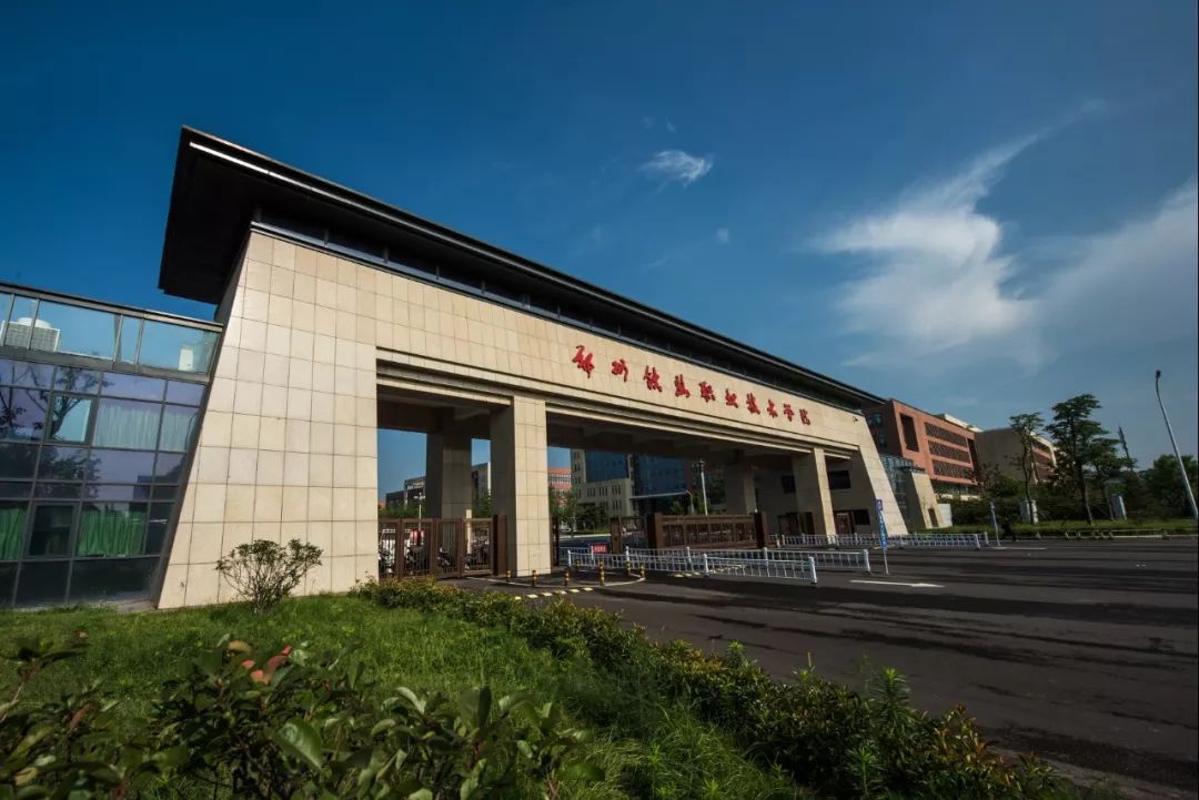 跟小编走吧！小编带你看看河南高校的大门！你最喜欢哪个高校的大门？