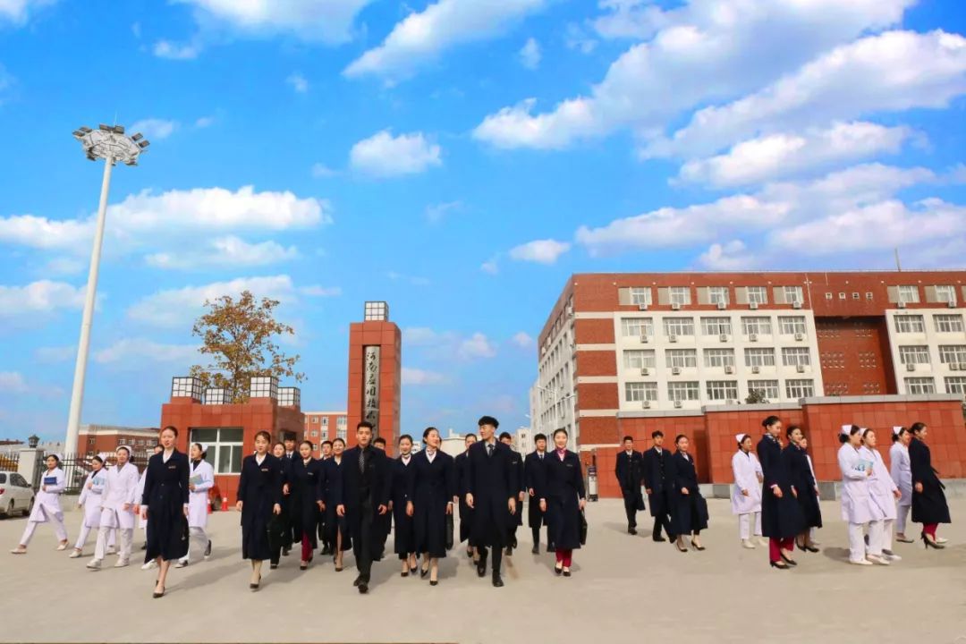 跟小编走吧！小编带你看看河南高校的大门！你最喜欢哪个高校的大门？