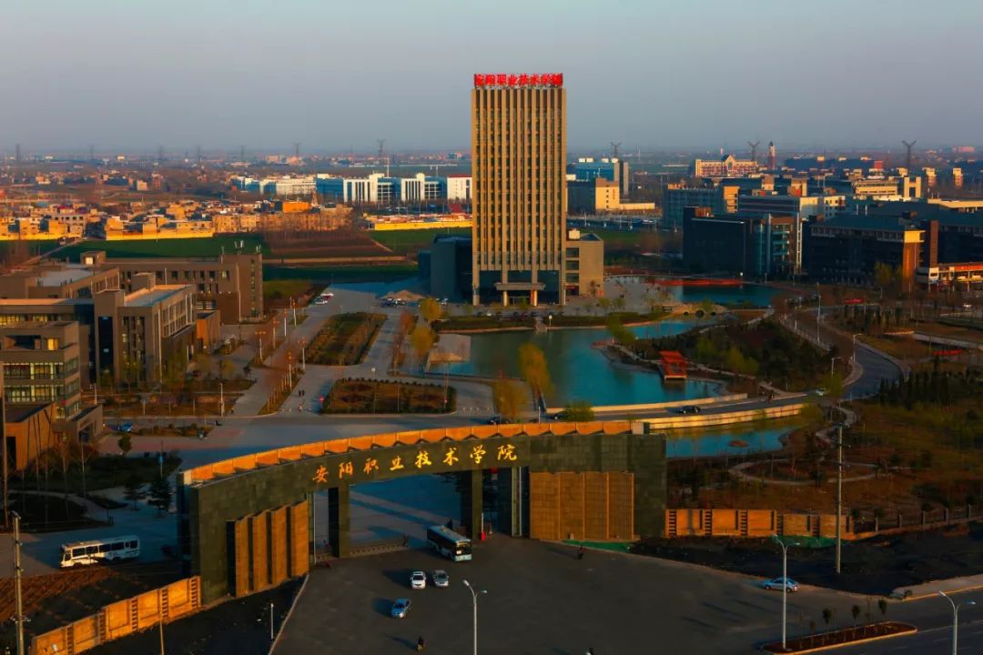 跟小编走吧！小编带你看看河南高校的大门！你最喜欢哪个高校的大门？