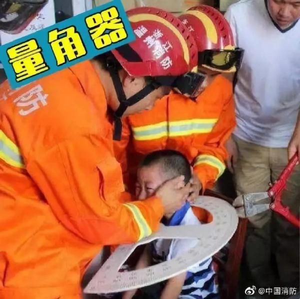 又急又气又想笑！孩子为啥总会被千奇百怪的东西卡住？