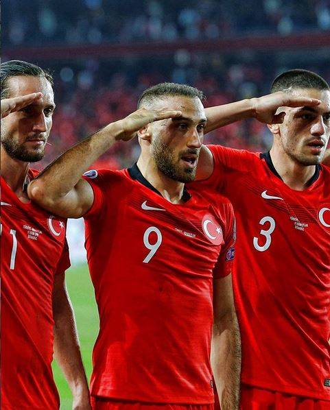 敬足球队的队友(点赞土耳其队这张照片 德男足两主力被批)