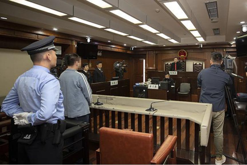 行拘！贵阳一男子公车上乱摸女学生，女生遇到这种事情，千万不要忍！