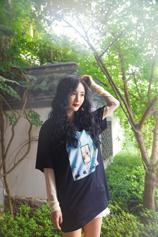 杨幂近照公开，全身只穿一件T恤秀长腿，背后古宅才是重点