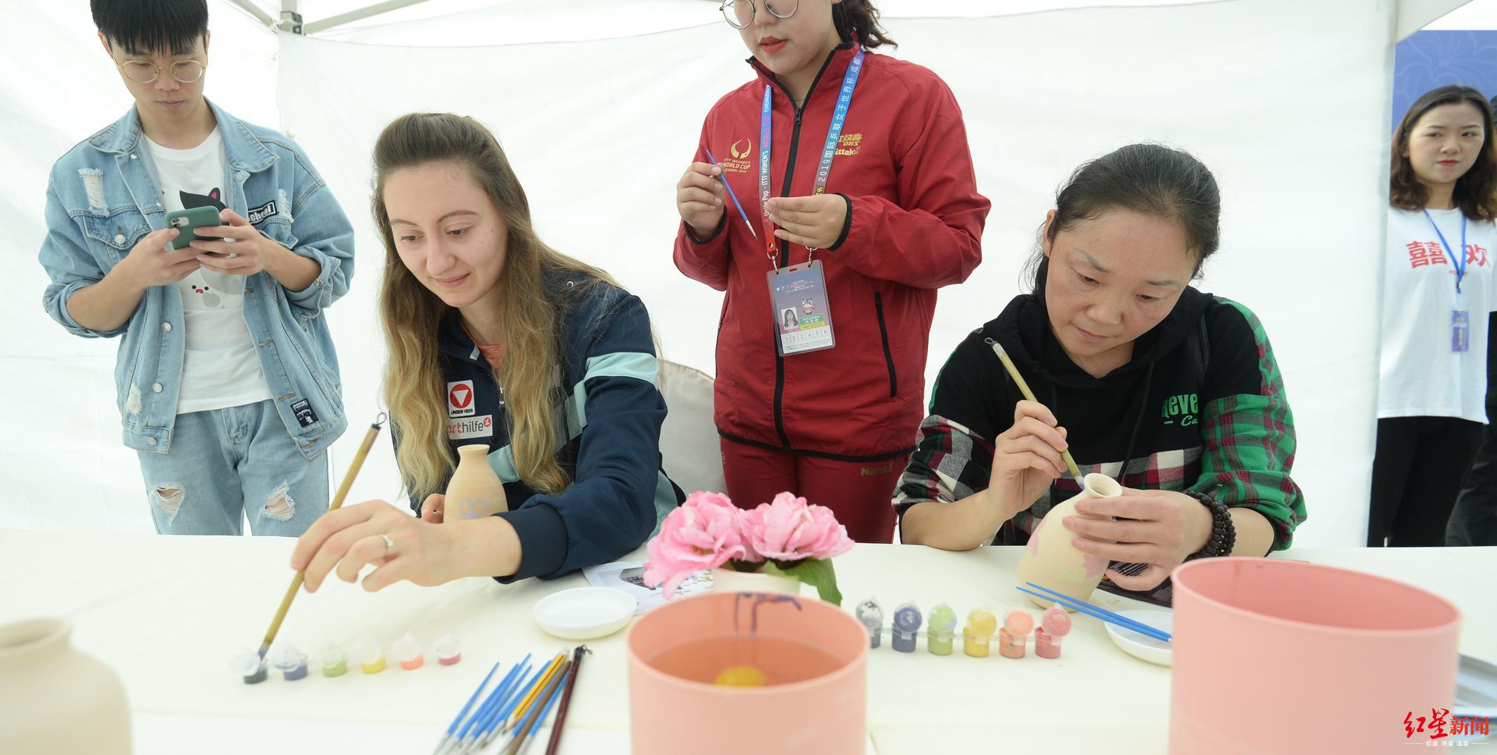 球员们振作起来加把劲(女乒世界杯明日成都开战 赛前朱雨玲天府绿道“秀”彩绘)