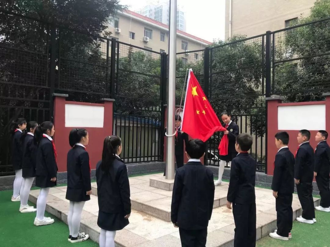 学习“习近平总书记致中国少年先锋队建队70周年贺词”，争做新时代好队员 ——百花小学第六周升旗仪式