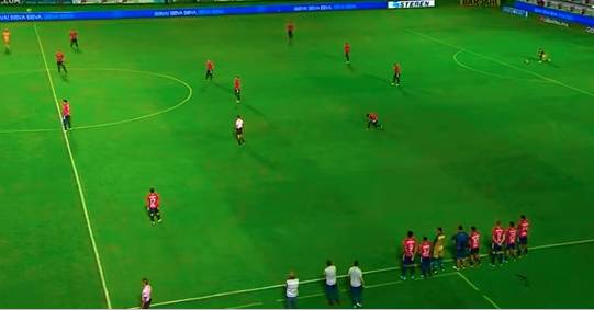 墨西哥甲级联赛(墨联赛球员抗议欠薪开场后站立不动，对手攻入2球)