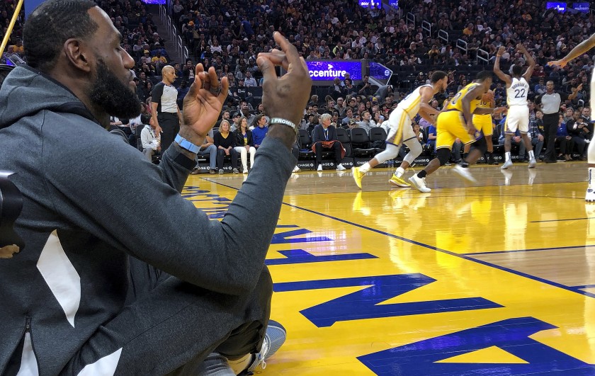 nba替補席為什么瘋狂（湖人記者撰文：輪休球員主動讓座，替補席因諾維爾瘋狂）