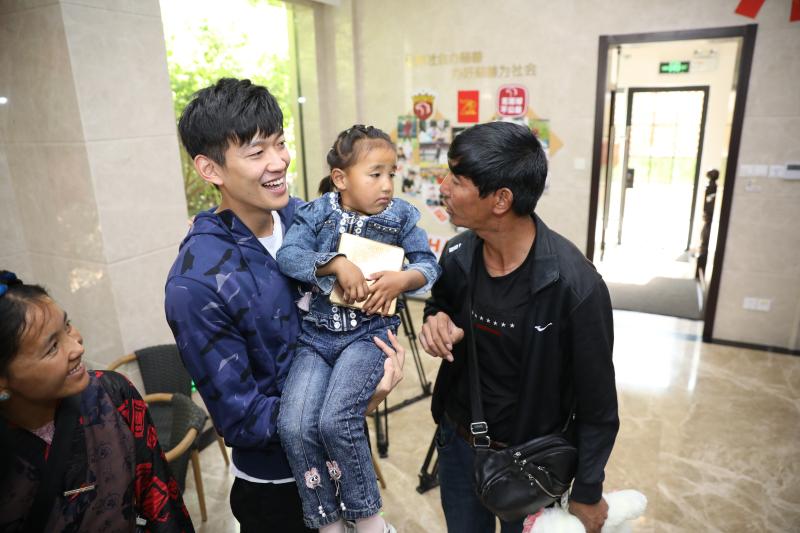 上港球员颜俊凌(28岁上港门将颜骏凌、3岁西藏小女孩卓玛，因为上海援藏的这段“缘分”走到一起)