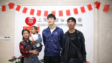上港球员颜俊凌(28岁上港门将颜骏凌、3岁西藏小女孩卓玛，因为上海援藏的这段“缘分”走到一起)
