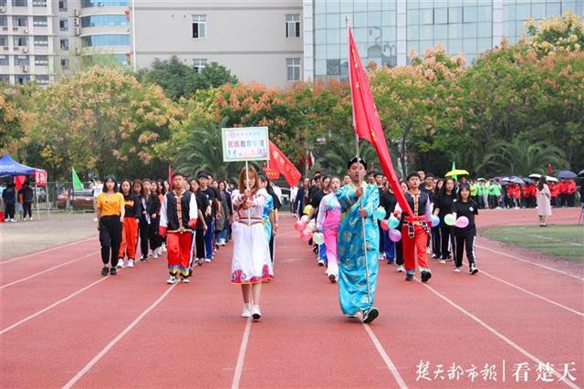 高校运动会开幕式上，五条巨龙连摆多个惊艳POSE