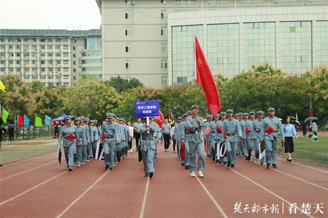 高校运动会开幕式上，五条巨龙连摆多个惊艳POSE