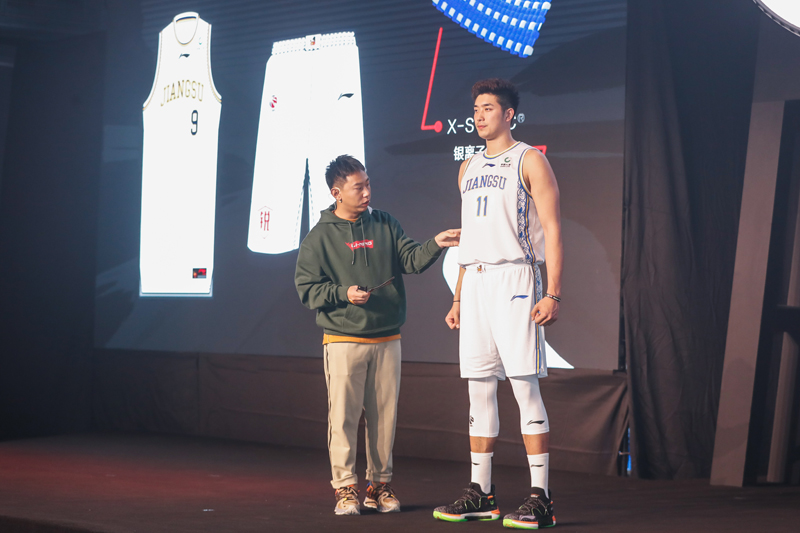 李宁和cba哪个服装好(CBA 进入 2.0 时代！李宁最新专业篮球装备正式亮相)