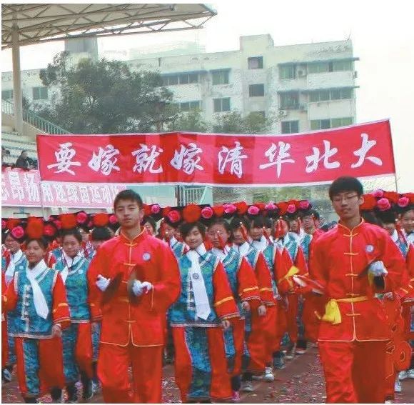 “学习使我妈快乐”，运动会标语还能再皮点？| 沸话