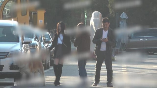 李嫣寒冬穿短裙遛狗气质冷艳像王菲，李亚鹏给女儿拍照一脸骄傲