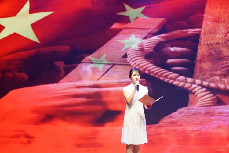 众人合唱《我和我的祖国》，第四届“北京十月文学月”掌声中落幕