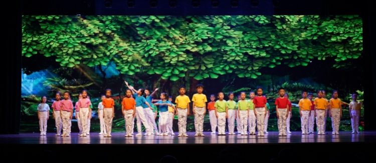 众人合唱《我和我的祖国》，第四届“北京十月文学月”掌声中落幕