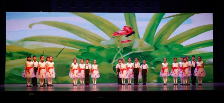 众人合唱《我和我的祖国》，第四届“北京十月文学月”掌声中落幕