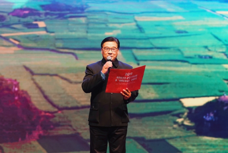 众人合唱《我和我的祖国》，第四届“北京十月文学月”掌声中落幕