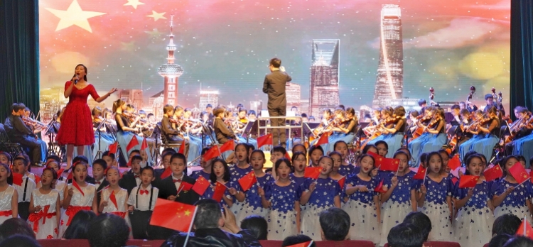 众人合唱《我和我的祖国》，第四届“北京十月文学月”掌声中落幕