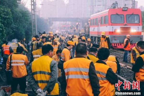 500余铁路职工对京广线五里堡站枢纽动“手术”