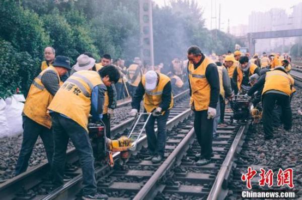 500余铁路职工对京广线五里堡站枢纽动“手术”