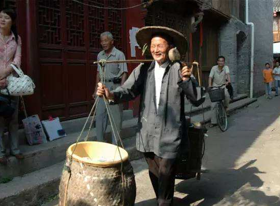 麦芽糖为什么有两种颜色(一种特色的美食，想吃必须敲碎，你吃过吗？)