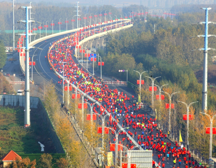 邳州哪里看足球直播(跃动黄叶间 2019邳州国际半程马拉松赛鸣枪开跑)