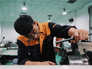 20岁出头的，手比七旬老人还粗糙，那是日复一日打练工的痕迹