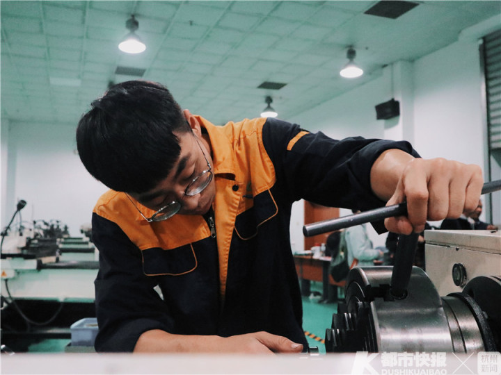 20岁出头的，手比七旬老人还粗糙，那是日复一日打练工的痕迹