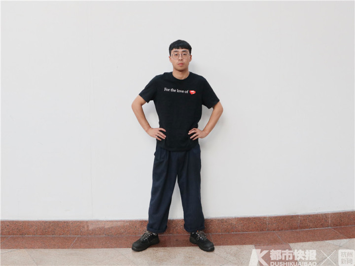 20岁出头的，手比七旬老人还粗糙，那是日复一日打练工的痕迹