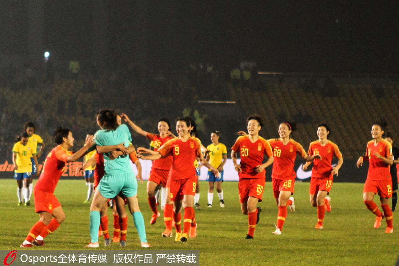 中国女足点球击败巴西拿下冠军，但我们不能只靠王霜进球